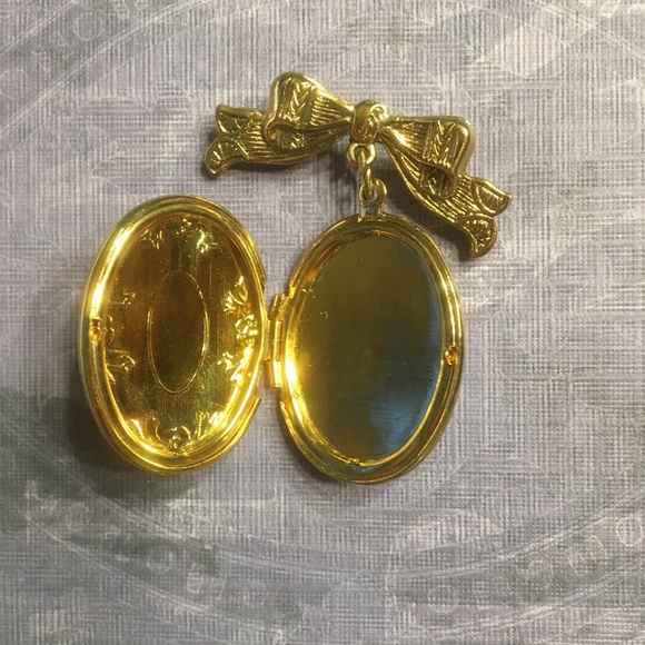 Jewelry - Oval Locket with Bow Tie Hanging Brooch - Host Pick